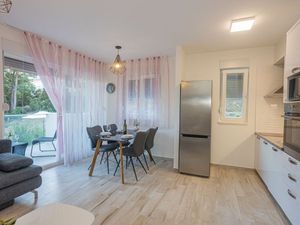 23496939-Ferienwohnung-4-Podstrana-300x225-2