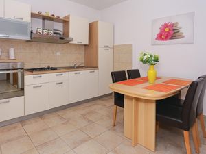 23720571-Ferienwohnung-4-Podstrana-300x225-3