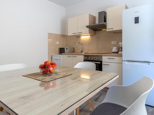 23728727-Ferienwohnung-4-Podstrana-300x225-3