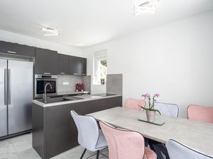 23745403-Ferienwohnung-8-Podstrana-300x225-4