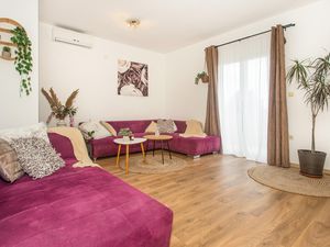 23764332-Ferienwohnung-6-Podstrana-300x225-2