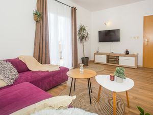 23764332-Ferienwohnung-6-Podstrana-300x225-3