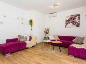 23764332-Ferienwohnung-6-Podstrana-300x225-4