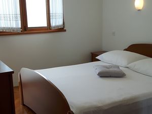 18550548-Ferienwohnung-2-Podstrana-300x225-3