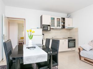 18924044-Ferienwohnung-3-Podstrana-300x225-4