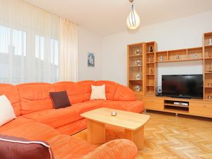 22313803-Ferienwohnung-6-Podstrana-300x225-1