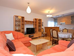 22313803-Ferienwohnung-6-Podstrana-300x225-3