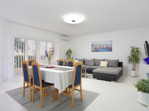 23430597-Ferienwohnung-5-Podstrana-300x225-1