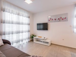 23921408-Ferienwohnung-4-Podstrana-300x225-2