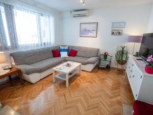 24015787-Ferienwohnung-6-Podstrana-300x225-1