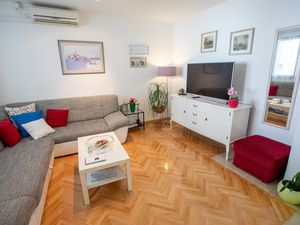 24015787-Ferienwohnung-6-Podstrana-300x225-2