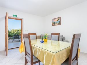 23928950-Ferienwohnung-3-Podstrana-300x225-4