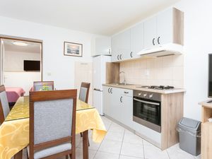 23928950-Ferienwohnung-3-Podstrana-300x225-5