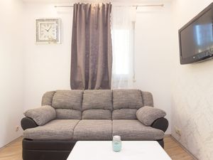 23933801-Ferienwohnung-3-Podstrana-300x225-2