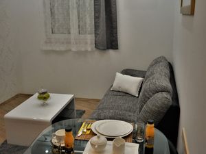 23933804-Ferienwohnung-3-Podstrana-300x225-1