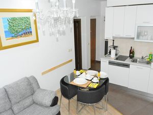 23933804-Ferienwohnung-3-Podstrana-300x225-4