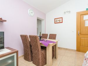 23931782-Ferienwohnung-4-Podstrana-300x225-4