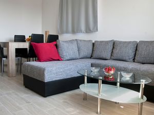 23933802-Ferienwohnung-3-Podstrana-300x225-1