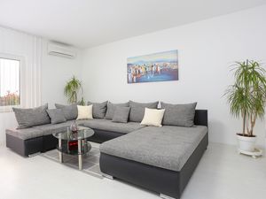 23934387-Ferienwohnung-5-Podstrana-300x225-4