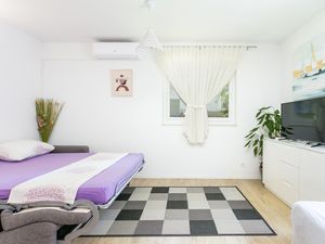 22074389-Ferienwohnung-4-Podstrana-300x225-1