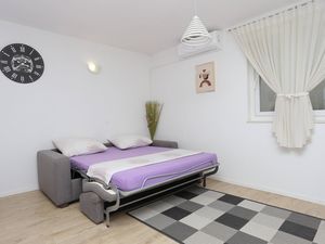 22074389-Ferienwohnung-4-Podstrana-300x225-2