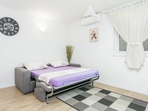 22074389-Ferienwohnung-4-Podstrana-300x225-3