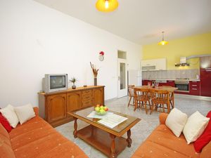 23178489-Ferienwohnung-4-Podstrana-300x225-3