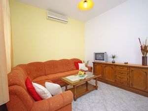 23178489-Ferienwohnung-4-Podstrana-300x225-4