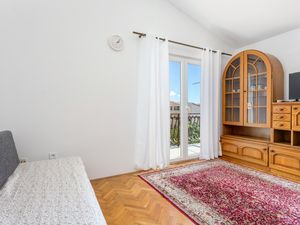 23932816-Ferienwohnung-8-Podstrana-300x225-1