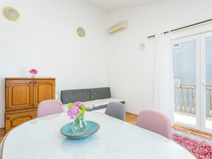 23932816-Ferienwohnung-8-Podstrana-300x225-2