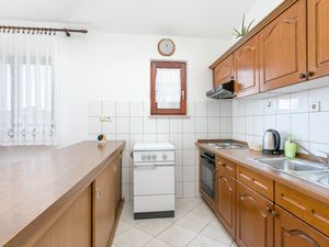 23932816-Ferienwohnung-8-Podstrana-300x225-5