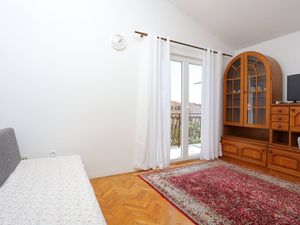 22074387-Ferienwohnung-8-Podstrana-300x225-1