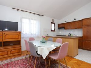 22074387-Ferienwohnung-8-Podstrana-300x225-3