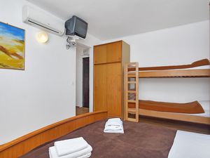 18689070-Ferienwohnung-4-Pokrivenik-300x225-4