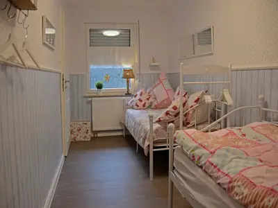 2. Schlafzimmer mit 2 Einzelbetten (90cm x 200cm)