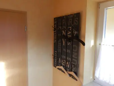 Wohnbereich. Garderobe im Eingangsbereich