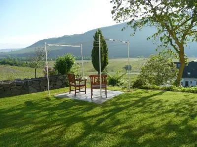 Freisitz mit Blick auf Mosel und Weinberge