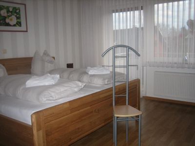 Schlafzimmer mit Zugang zum Balkon