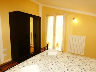 Schlafzimmer mit Doppelbett