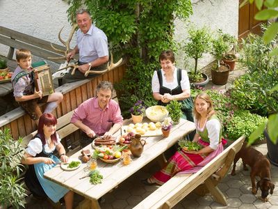 Zusammenkommen bei der Jause im Gastgarten