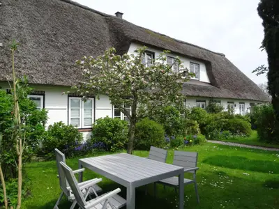 Georg Asmussen Haus - Garten im Mai