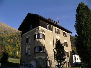 Aussenansicht Sommer
Willkommen in der Chesa Nadig, erhöht gelegen, mit freiem Blick auf die Berge, zentral gelegen