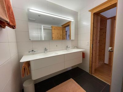 Badezimmer mit Doppellavabo, Dusche