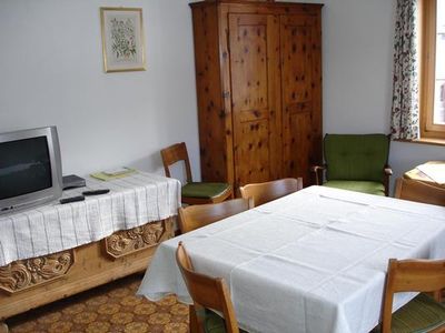 Grosses Wohnzimmer mit bequemen Sitzgelegenheiten (ideal zum Lesen) und grossem Tisch