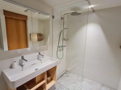 Neues Badezimmer mit Dusche
