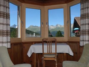 Erker - ideal zum Lesen - mit herrlicher Aussicht in Richtung St. Moritz auf die Julierkette und Richtung Corvatsch