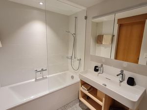 Neues Badezimmer mit Dusche und Badewanne