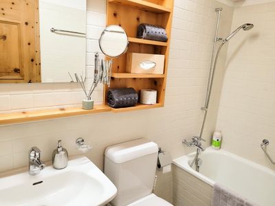 Badezimmer Nr.1: Badewanne mit Dusche, WC, Waschbecken, Kosmetikspiegel + Föhn.