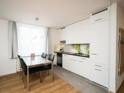 Eingebaute Küche mit Essbereich