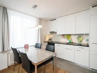 eingebaute Küche mit grossem Kühlschrank, Geschirrspülmaschine, Backofen, Abzug, Mikrowelle etc.